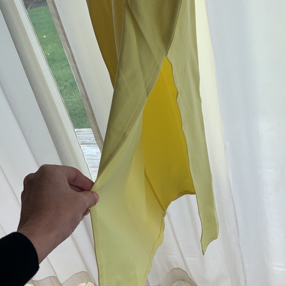 FORE yellow dress size medium. Slit on the side - Picture 6 of 6